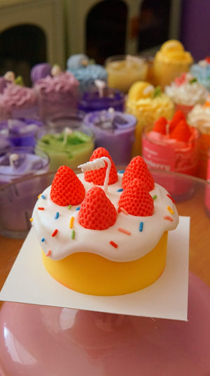 611fc05e3c4ce80992caae23_yellow-strawberry-bento-cake-candle1_1783729242337.jpg