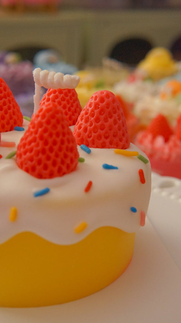 611fc05e3c4ce80992caae23_yellow-strawberry-bento-cake-candle3_1783729242338.jpg