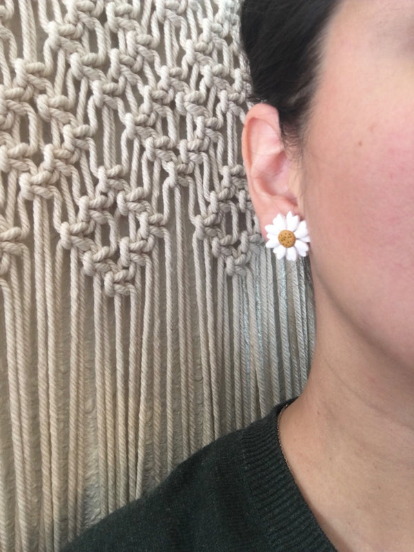 White Daisy studs - 2
